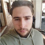 Titulado en B2 de Inglés en Cambridge, me defino como una persona capaz de enseñar a quien sea si esta misma está dispuesta